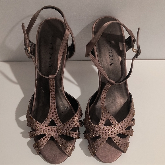 Victoria Women's 8 Tan Heels - Picture 1 of 8